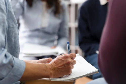 врач пишет рекомендации по психологической помощи